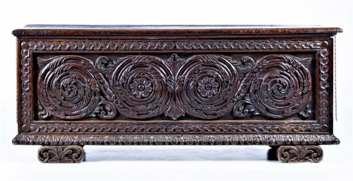 Carved valnut Chest, Renaissance italian of 16th century - Furniture Style Renaissance